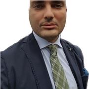 Docente di economia impartisce lezioni a studenti di scuola media superiore e universitari